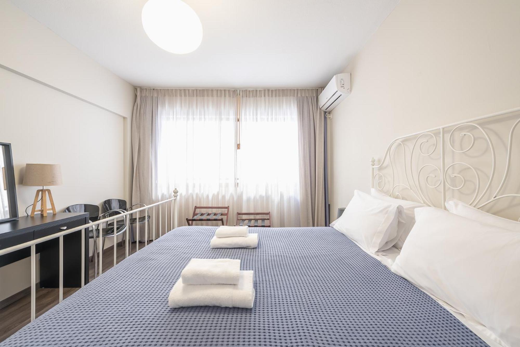 Apartment Steps From Historic Center Plaka Athena Bagian luar foto
